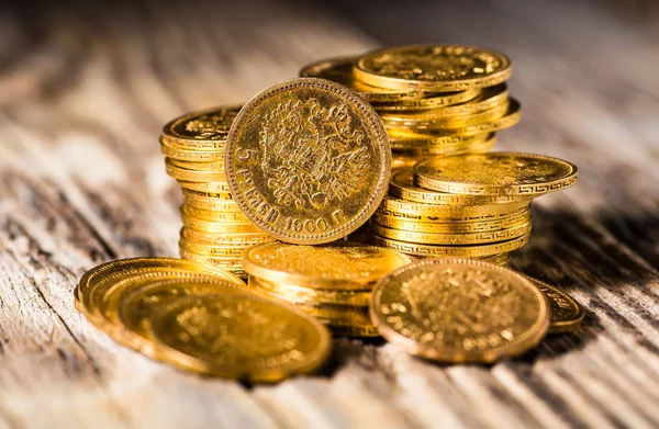 Torres de oro hechas de monedas de oro.Cinco rublos Nicolás II . —  Fotos de Stock
