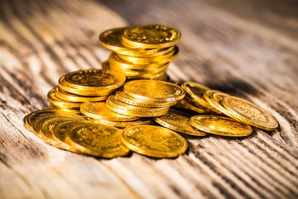 Torres de ouro feitas de moedas de ouro.Cinco rublos Nicholas II . — Fotografia de Stock