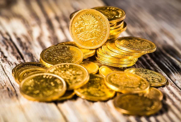 Torres de oro hechas de monedas de oro.Cinco rublos Nicolás II . —  Fotos de Stock