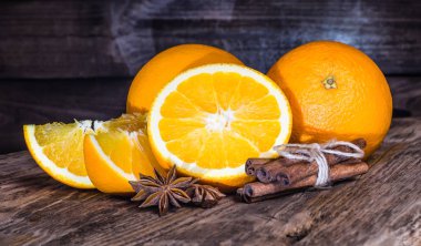 Tahta masadaki taze portakallar