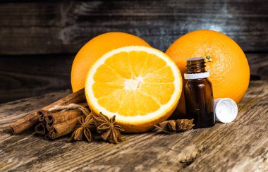 Deniz tuzu. Bir küçük şişe ve taze meyve, seçici portakal yağı