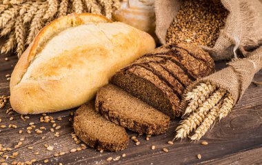 farklı ekmek ve ekmek dilimleri. Gıda arka plan.