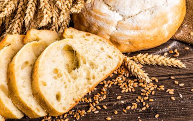 Ahşap masa arkasında pişmiş ekmek çeşitleri