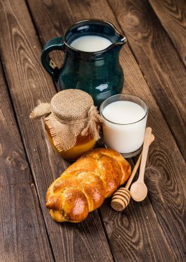 Ahşap masa arkasında pişmiş ekmek çeşitleri