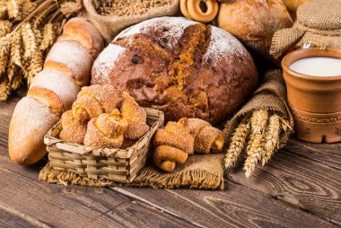 Ahşap masanın üzerinde pişmiş ekmek çeşitleri