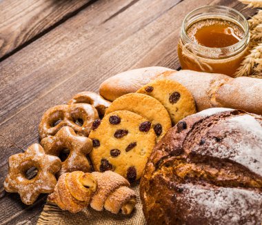 Ahşap masanın üzerinde pişmiş ekmek çeşitleri