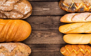 Çok karışık ekmek ve rulolar yukarıda vurdu.