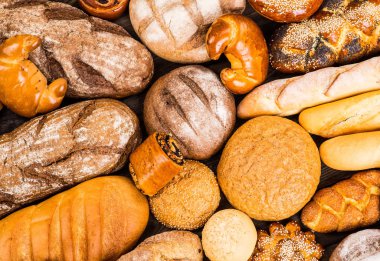 Çok karışık ekmek ve rulolar yukarıda vurdu.