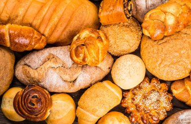 Çok karışık ekmek ve rulolar yukarıda vurdu.