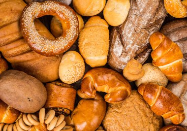 Çok karışık ekmek ve rulolar yukarıda vurdu.