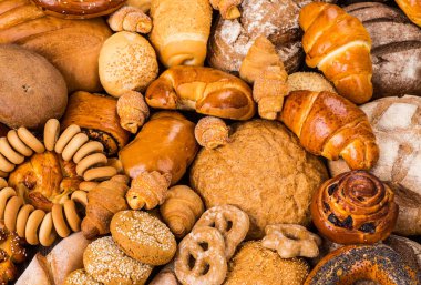 Çok karışık ekmek ve rulolar yukarıda vurdu.