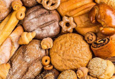 Çok karışık ekmek ve rulolar yukarıda vurdu.