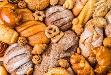 Çok karışık ekmek ve rulolar yukarıda vurdu.