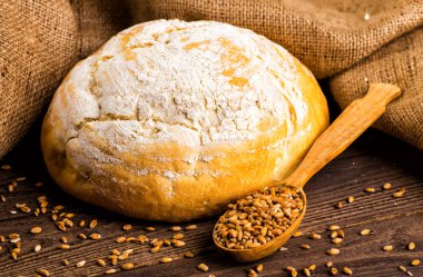 Taze pişmiş geleneksel ekmek bal ahşap bir masa üzerinde