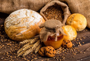 Taze pişmiş geleneksel ekmek bal ahşap bir masa üzerinde