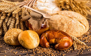 Ahşap masa arkasında pişmiş ekmek çeşitleri