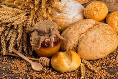 Ahşap masa arkasında pişmiş ekmek çeşitleri