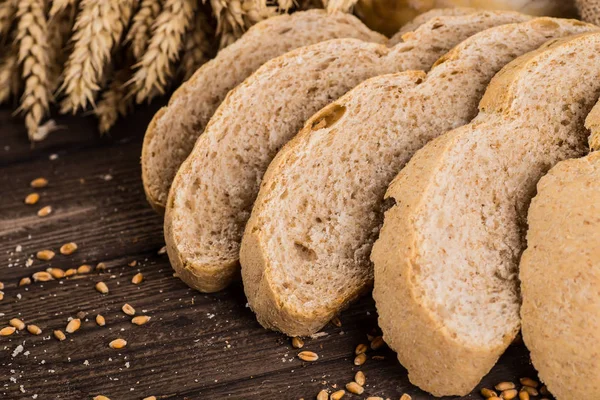 Pão e fatias de pão diferentes. Fundo alimentar . — Fotografia de Stock