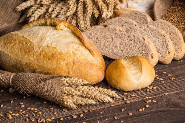 Разные ломтики хлеба и хлеба. Продукты питания
.