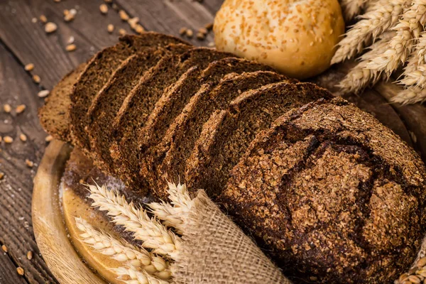 Pão e fatias de pão diferentes. Fundo alimentar . — Fotografia de Stock