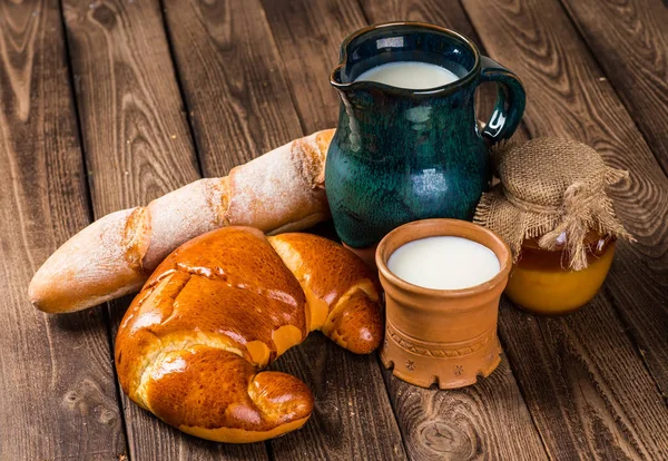 Deliciosas croissants con espiguillas sobre fondo de madera gris — Foto de Stock