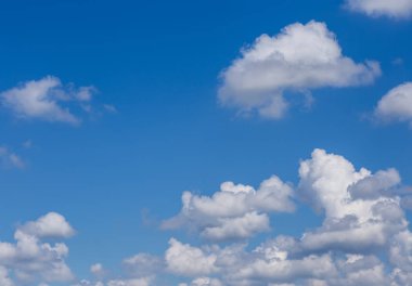 mavi gökyüzünde sürüklenen bulutlar