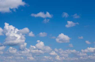 mavi gökyüzünde sürüklenen bulutlar