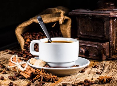 Kahve fincanı ve çay tabağı ahşap bir masada..