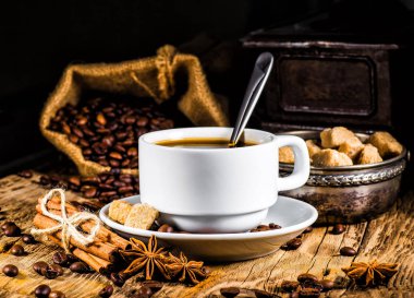 Kahve fincanı ve çay tabağı ahşap bir masada..