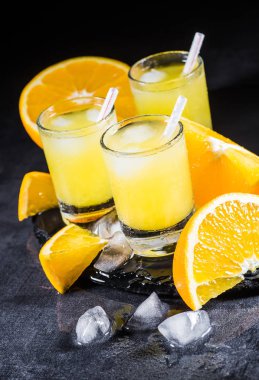 Büyük bir bardak portakal suyu