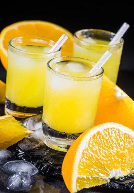 Büyük bir bardak portakal suyu