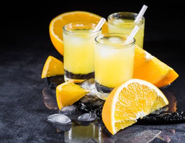 Büyük bir bardak portakal suyu