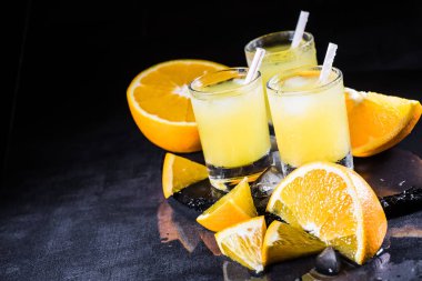 Büyük bir bardak portakal suyu