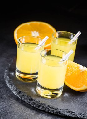 Büyük bir bardak portakal suyu