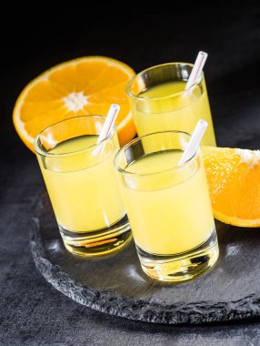 Büyük bir bardak portakal suyu