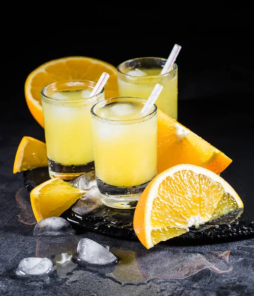 Апельсиновый сок в большом стакане — стоковое фото