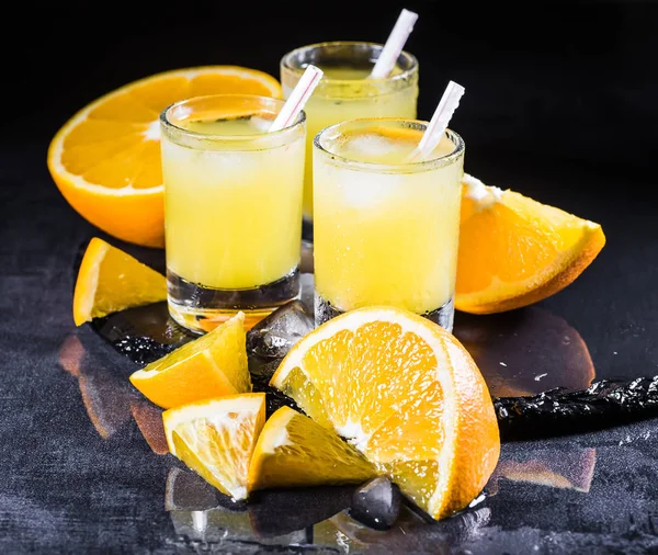 대형 유리에 오렌지 주스 — 스톡 사진