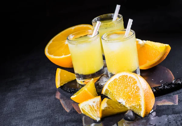 Апельсиновый сок в большом стакане — стоковое фото