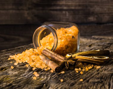 Rustik tarzı bir cam kavanoza mavi banyo tuzları.