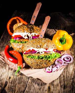 Taze sebzeli ev yapımı hamburger.