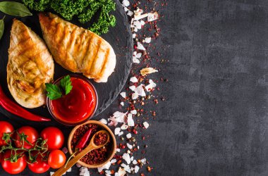 Tavuklu ızgara fileto. Gri beton arkaplan