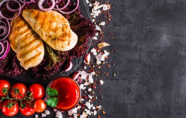 Tavuklu ızgara fileto. Gri beton arkaplan