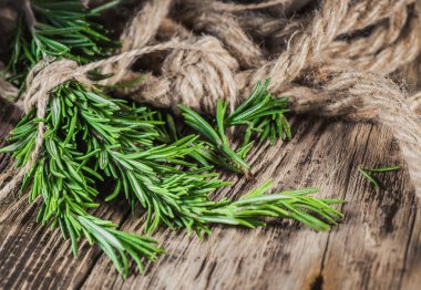 Masanın üzerine taze biberiye organik grup