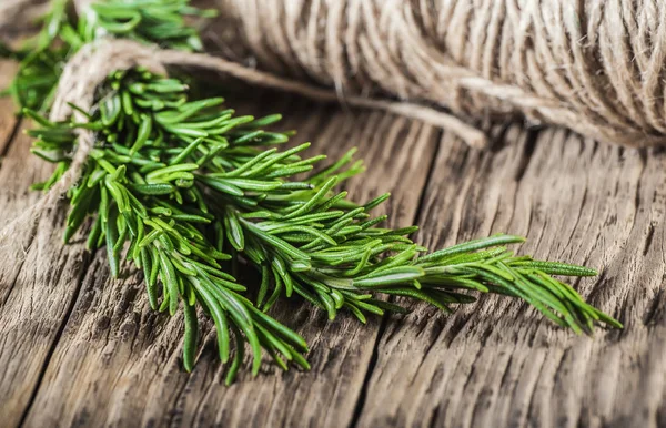 Masanın üzerine taze biberiye organik grup