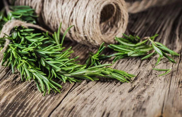 Masanın üzerine taze biberiye organik grup