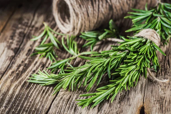 Masanın üzerine taze biberiye organik grup