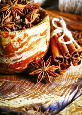 ANIS kase, koyu arka plan