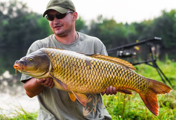 Pêcheur heureux avec trophée de pêche à la carpe — Photo