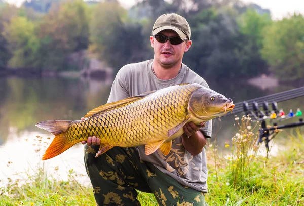 Pêcheur heureux avec trophée de pêche à la carpe — Photo