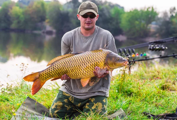 Pêcheur heureux avec trophée de pêche à la carpe — Photo